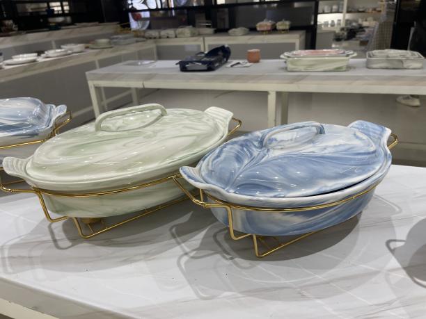 Assiette en céramique marbrée : un mélange parfait d'art et de praticité sur la table à manger