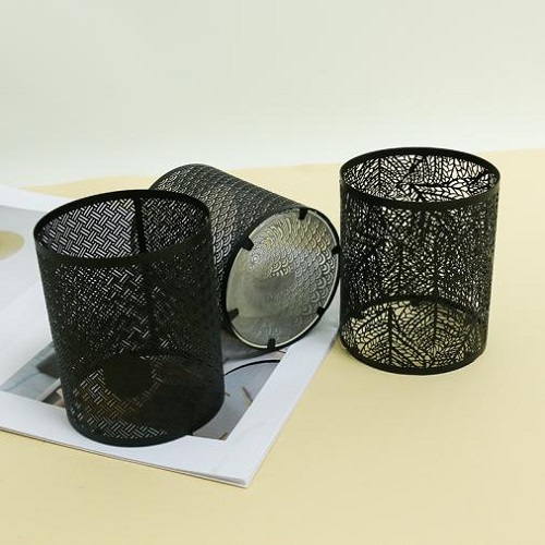 Bougeoirs en métal ajouré de la série 