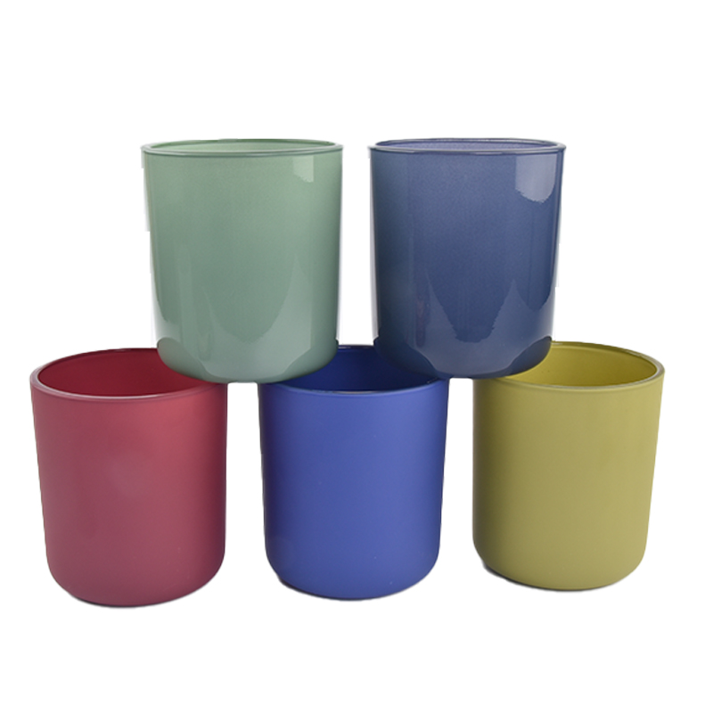 Bougeoir en verre à cinq couleurs : une pratique de la couleur et de la lumière dans un design minimaliste
