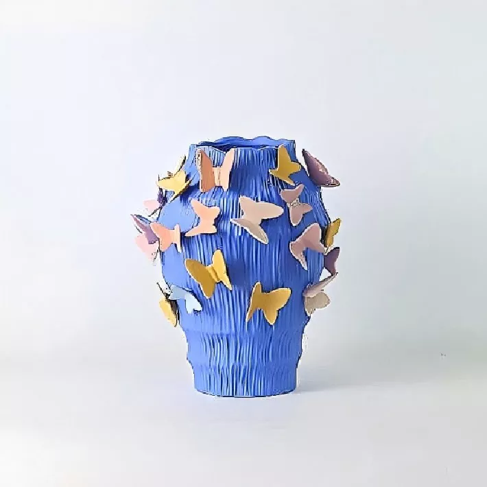 Vase en céramique fait à la main avec des papillons dansants
