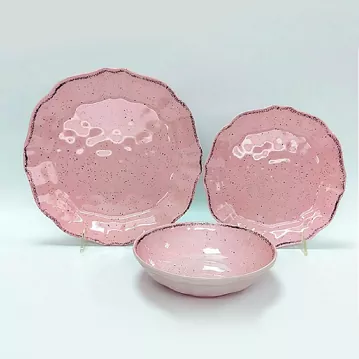 Assiettes en céramique spéciales irrégulières faites à la main