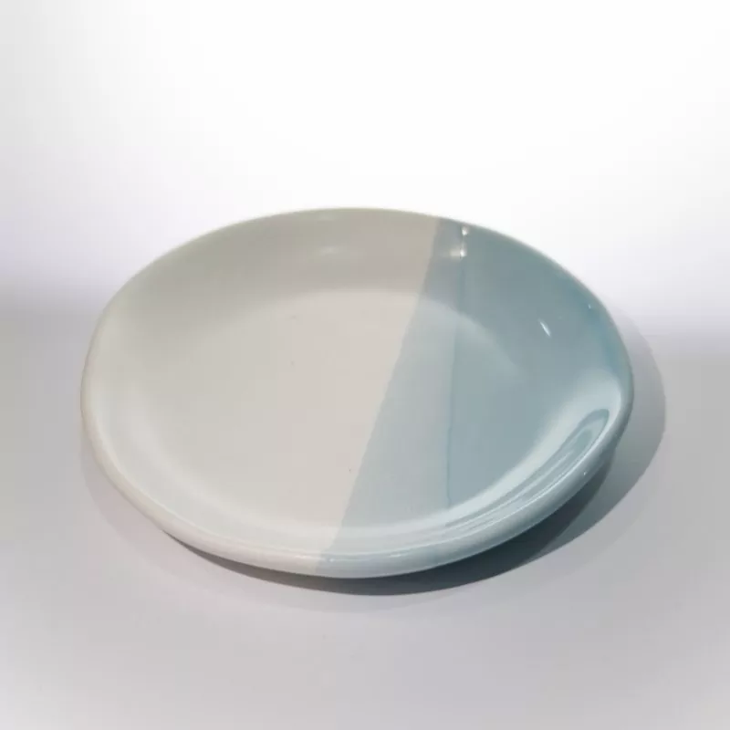 Assiette ronde en céramique moderne à deux tons