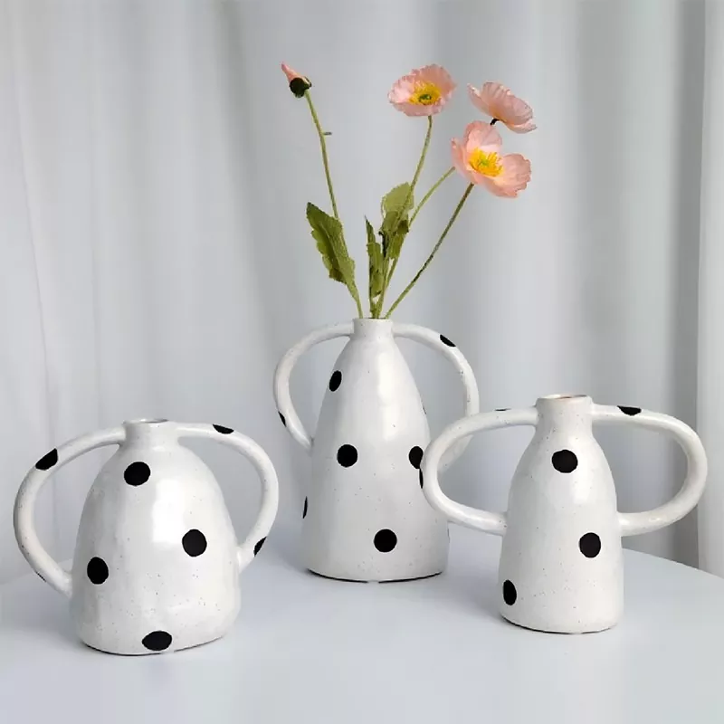 Vase en grès à pois