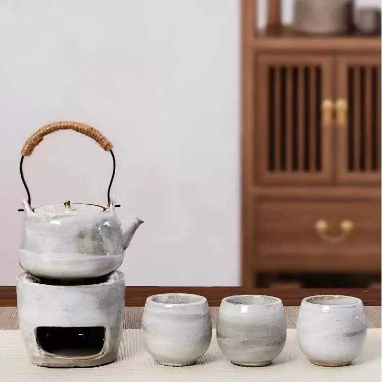 Ensemble de tasses à thé traditionnelles avec théière