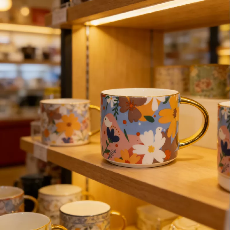 Tasse en céramique florale vibrante avec bordure dorée Tasse en céramique florale vibrante avec bordure dorée