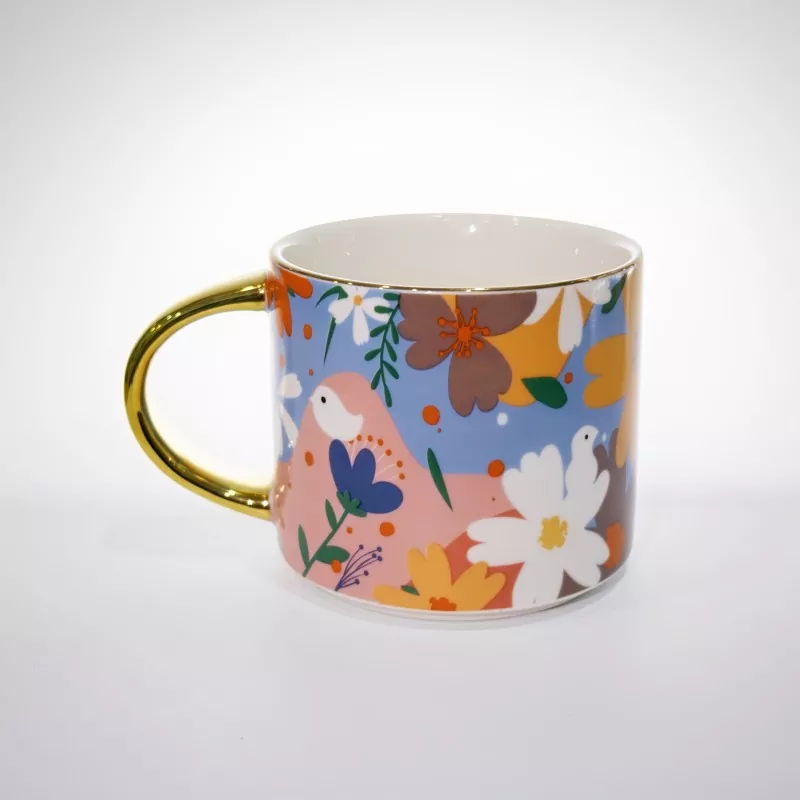 Tasse en céramique florale vibrante avec bordure dorée