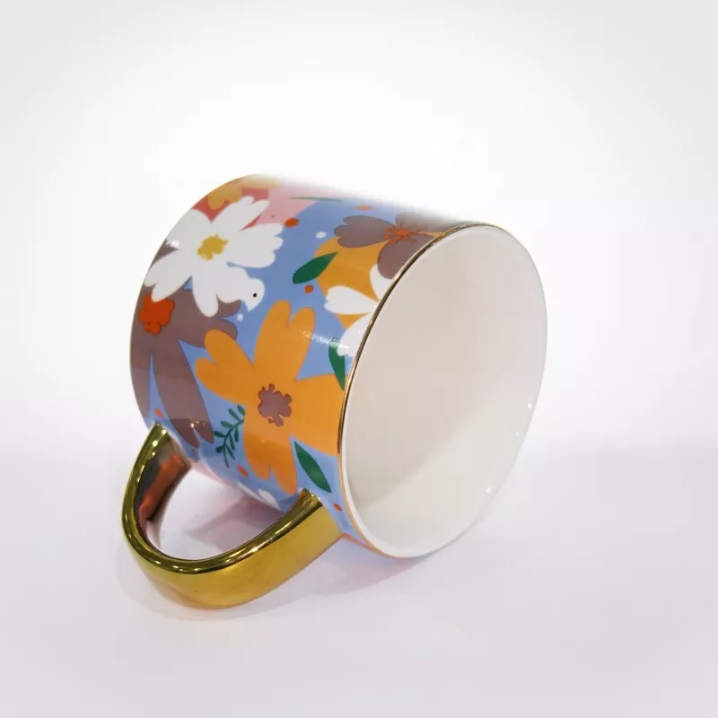 Tasse en céramique florale vibrante avec bordure dorée