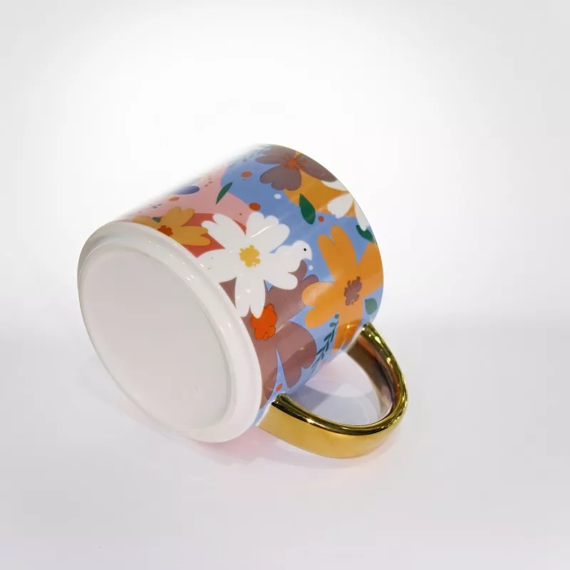 Tasse en céramique florale vibrante avec bordure dorée